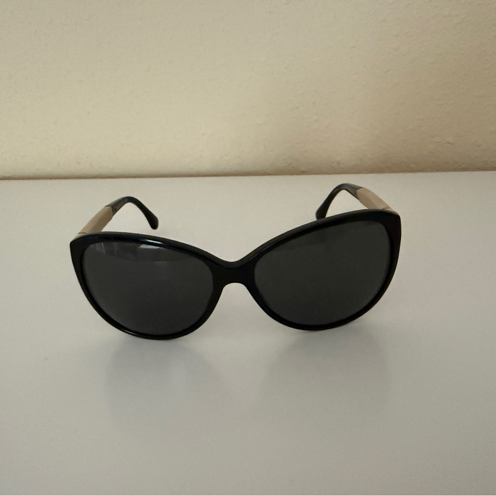 CHANEL Black Sunglasses with CC Temples - Picture 5 of 11